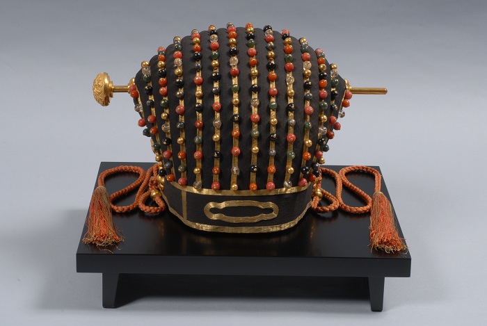 The crown of the Ryukyu King, from the Naha City Museum of History. The crown has an ornamental hairpin in the center.