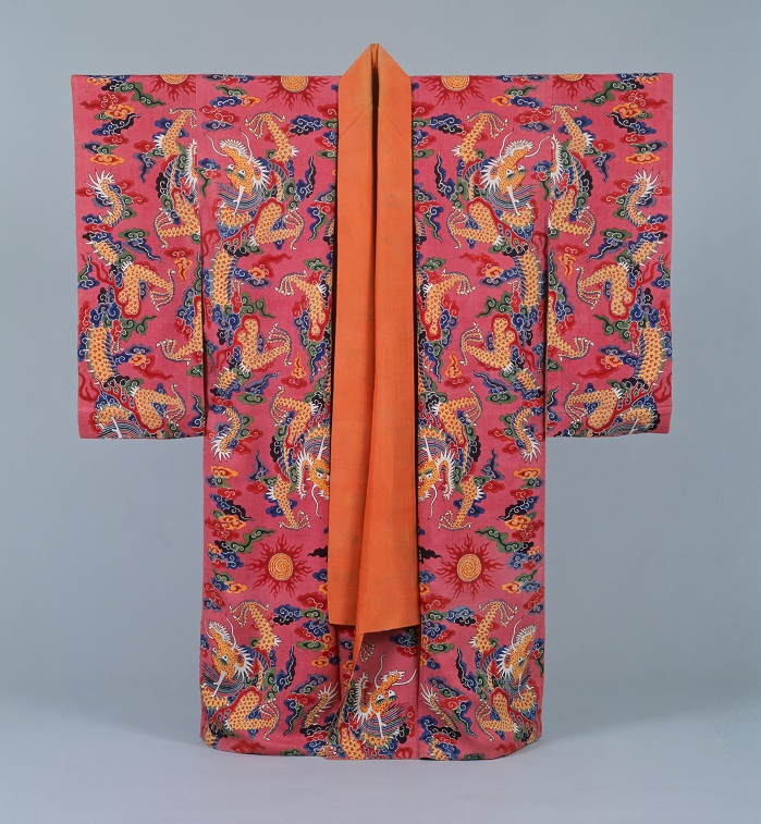 Royal garments made of <i>bingata</i> fabric were worn by the son of the king, from the Naha City Museum of History. The patterns of a phoenix and <i>hwayeomboju</i>, or flames, are dyed in a traditional Ryukyu style.