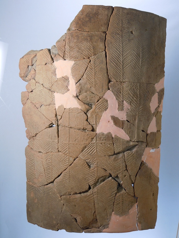 A roof tile from the 13-14th century, from Urasoe City's Board of Education. This small piece of roof tile, discovered in Okinawa, has an engraving that reads, "This is produced by a master craftsman in the year of <i>Gyeyu</i>, the Black Chicken." The tile shows influences from Goryeo times, suggesting that there might have been cultural exchanges between the Korean Peninsula and the Ryukyu islands even before a kingdom was established there.
