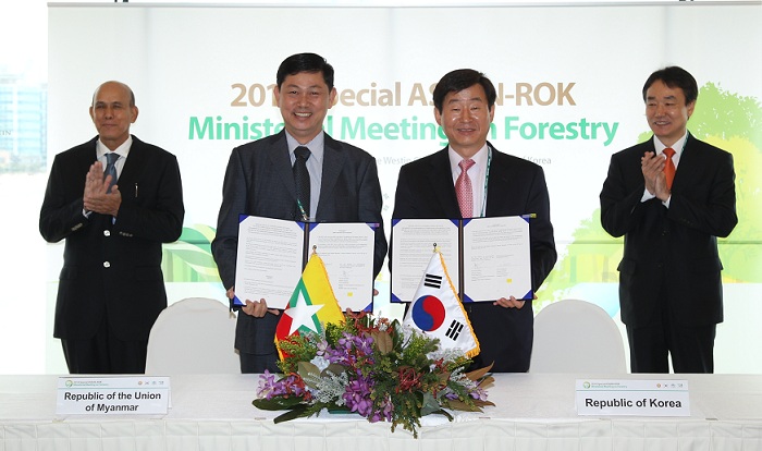 Korea and Myanmar sign an MOU to cooperate on reforestation and to fight the effects of climate change, on December 10 in Busan. The ceremony was attended by (from left) Vice-Minister Aye Myint Maung, Director Nyi Nyi Kyaw, both from Myanmar's environment ministry, and Director General Lee Chang-jae and Deputy Minister Kim Yong-ha, both from the KFS.