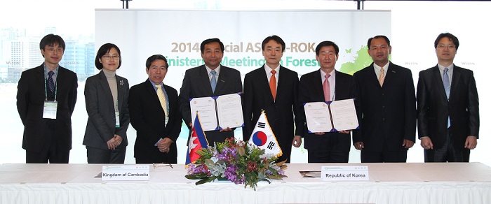 Korea and Cambodia sign an MOU to cooperate on REDD+ programs. The signing ceremony was attended by (fourth from left) Director Chheng Kim Sun of Cambodia's Forestry Administration, as well as (fourth from right) Deputy Minister Kim Yong-ha and (third from right) Director General Lee Chang-jae from the KFS.