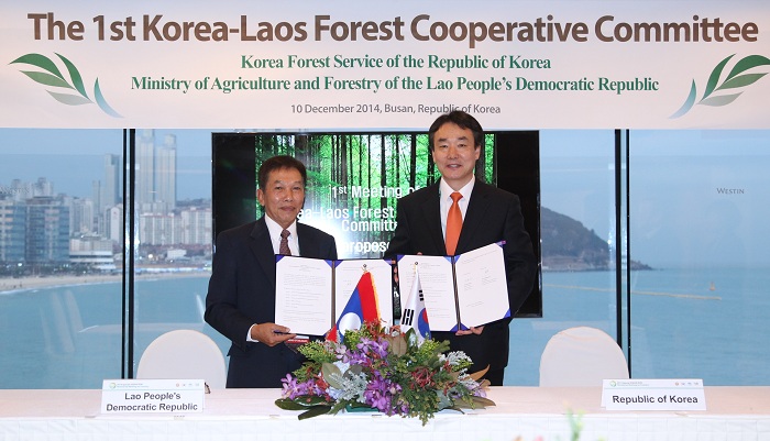Deputy Minister Kim Yong-ha (right) of the KFS and Vice-Minister Ty Phom Masack of Laos' Ministry of Agriculture and Forestry discuss a range of topics of mutual interest during the first Korea-Laos Forest Cooperative Committee meeting.