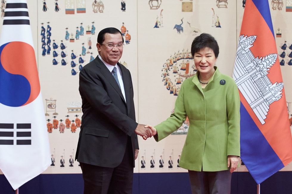 President Park (right) and Cambodian Prime Minister Hun Sen hold a bilateral summit on December 13. 