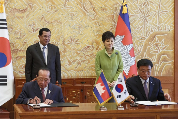 President Park Geun-hye (back, right) and her Cambodian counterpart watch as the two sides sign a series of MOUs. 