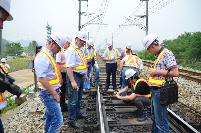Staff from RZD study Korail's maintenance systems for high-speed train lines.