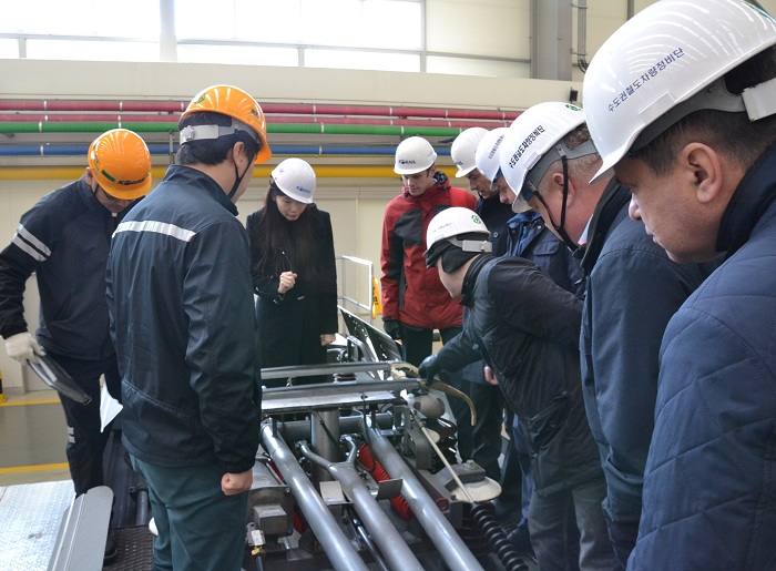 Staff from RZD visit a railway maintenance center in Goyang, Gyeonggi Province, to learn about Korail's maintenance system and the principles of high-speed vehicles.