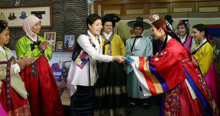 Paria Samimi Sabet from Iran receives a traditional wallet from Park SulNyeo, a professional Hanbok designer. Park praised Sabet, saying that she is beautiful in Hanbok, even more beautiful than a Korean.
