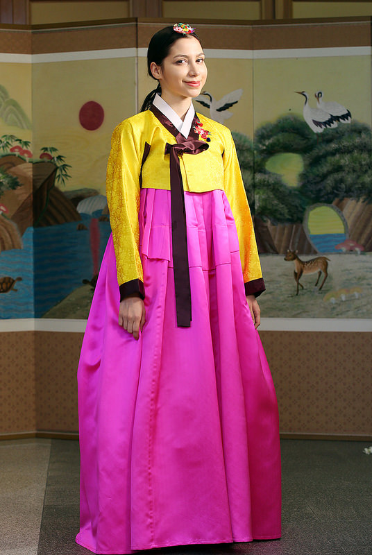 Roshana Moslemzadeh from Iran is a cousin of Sabet. In the contest, the duo took a few photographs of themselves learning about Korea, making Hanbok, cooking Korean food, and more.