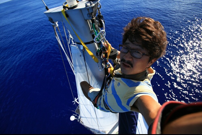 Kim Seung-jin takes a selfie at the top of the mast.