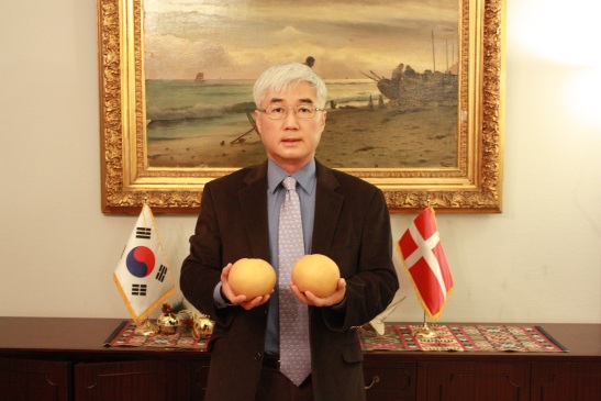 Naju pears that Ambassador Ma sent to some government bodies in Denmark have received unexpected positive responses.