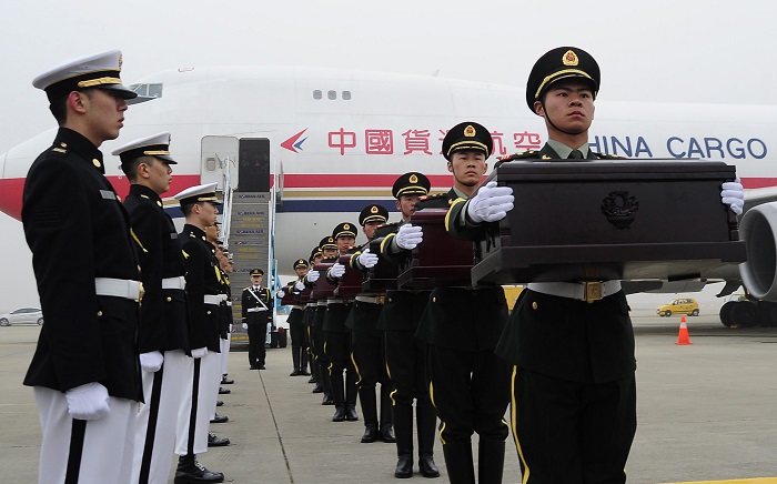 The government has decided to return 60 more remains of Chinese soldiers early this year. Pictured is the first transfer and handing-over ceremony that took place last year. (photo: Yonhap News)
