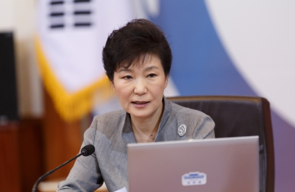 President Park expresses her condolences to French President Francois Hollande on January 9 in regard to the recent attack in Paris against the weekly satire magazine Charlie Hebdo. (photo: Cheong Wa Dae)