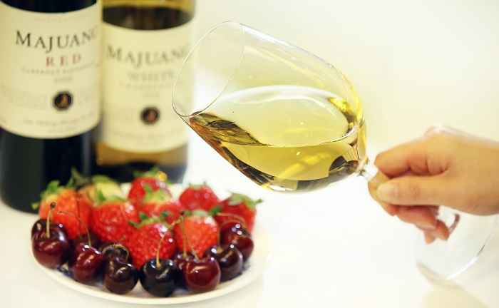 Blended with varieties of Chardonnay and Seibel grapes, Majuang White has a soft and sweet flavor of fruit, such as peach and grape. It pairs with seafood topped with clams and oysters.