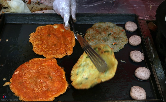 Tourists can purchase local wild greens, including seasoned aster (<i>chwinamul</i>), ferns or bracken (<i>gosari</i>) and <i>Cirsium setidens</i> (<i>gondeure</i>), and taste the local cuisine cooked before their eyes.