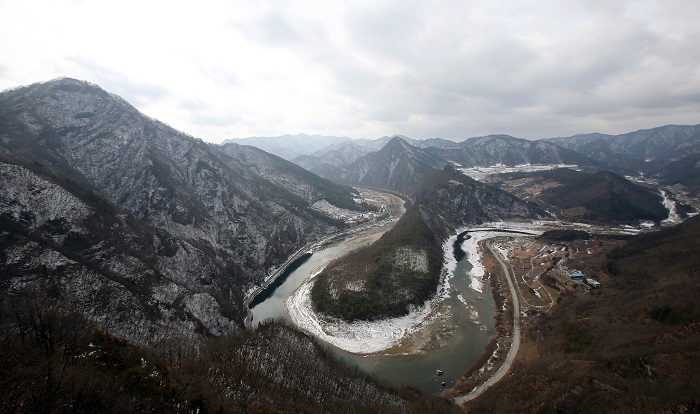 Standing in the Arii Hills, at the top of Byeongbangsan Mountain, tourists can get a panoramic view of Bamseom, a jut of land said to resemble the Korean Peninsula, and the U-shaped curves of the Sahaengcheon Stream, a tributary to the Donggang River. Extreme sports-lovers can enjoy a zip wire here.