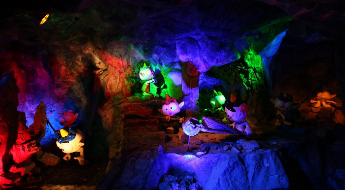 Mascots of the Hwaam Cave, the Gold Sprite and the Silver Sprite, explain each step of the gold mining process, from the early stages of collection through to the production of commercial products.