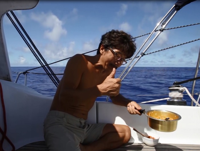 Kim had to find enjoyment in his solitude, handling everything by himself. He cooked bibimbap by himself, rice mixed with baby greens that he had planted and brought onboard, and grilled fish that he caught at sea.