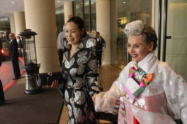 Actress Sharon Farrell in Hanbok attends the 87th Academy Awards. At left is designer Jenifer Mok who created Farrell's Hanbok.
