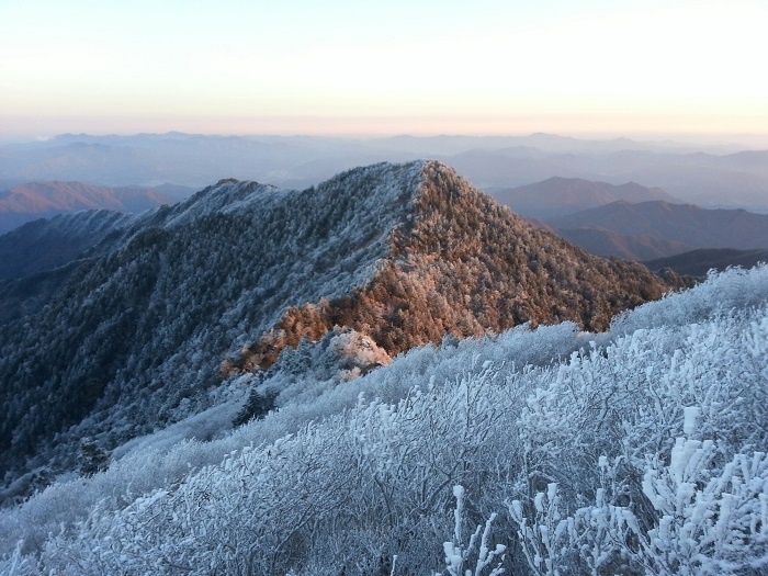 Cheonwangbong Peak, the highest point on Jirisan Mountain, stands at 1,915 meters. It's covered in snow. Residents of Sancheong County believe that those who bask in the positive energy of the peak have their wishes granted.