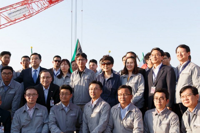 President Park Geun-hye (center) encourages engineers at the construction site of the Sheikh Jaber Causeway on March 2.