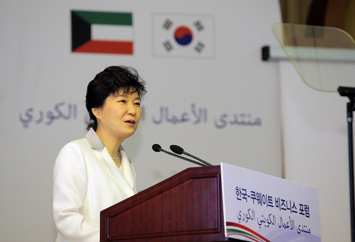 President Park Geun-hye discusses ways to boost bilateral economic cooperation at a business forum in Kuwait on March 2.