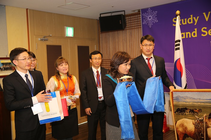 The Mongolian delegation from the NAOG takes part in a training program on managing public organizations. This photo is taken during the opening ceremony when the participants from the two countries exchange gifts.