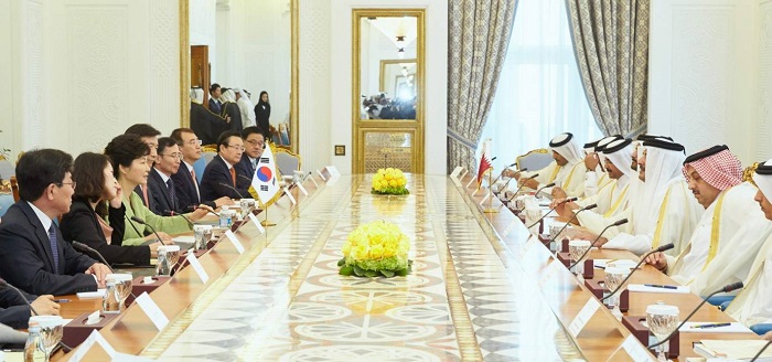 President Park Geun-hye (third from left) and Tamim bin Hamad Al Thani, the emir of Qatar, hold a bilateral summit at the Diwan Emiri Royal Palace in Doha on March 8.
