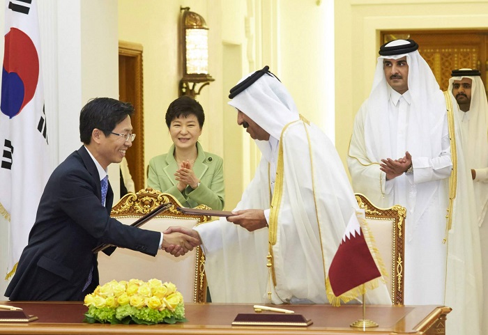 President Park and Tamim bin Hamad Al Thani, the emir of Qatar, attend a MOU signing ceremony at the Diwan Emiri Royal Palace in Doha on March 8.