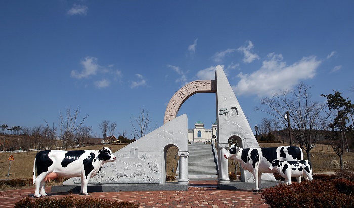 The Imsil Cheese Theme Park in Imsil-gun County, Jeollabuk-do, has become a popular tourist destination in the region, with a variety of 'cheese experience' programs on offer.