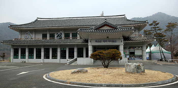 A 'bike-tel' in Seolcheon-myeon is a popular overnight stay for bicyclists, particularly those touring against the beautiful backdrop of Mother Nature.