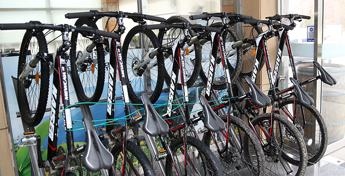 Mountain bikes are available for rent at the 'bike-tel' hotel, allowing cyclists to explore nearby waterfalls and mountains.