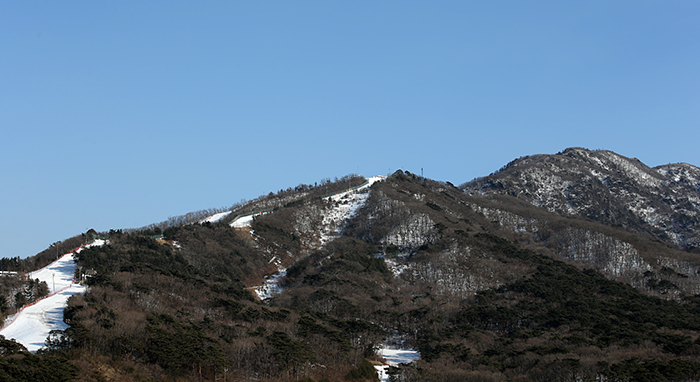 Deogyusan Mountain in Muju-gun County is the fourth highest mountain in Korea. The highest point is Hyangjeokbong Peak (1,614 meters).