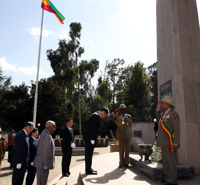 Chong Jong-sup, minister of government administration & home affairs, lays a wreath and offers silent tribute at a Korean War veterans memorial in Ethiopia on March 17.
