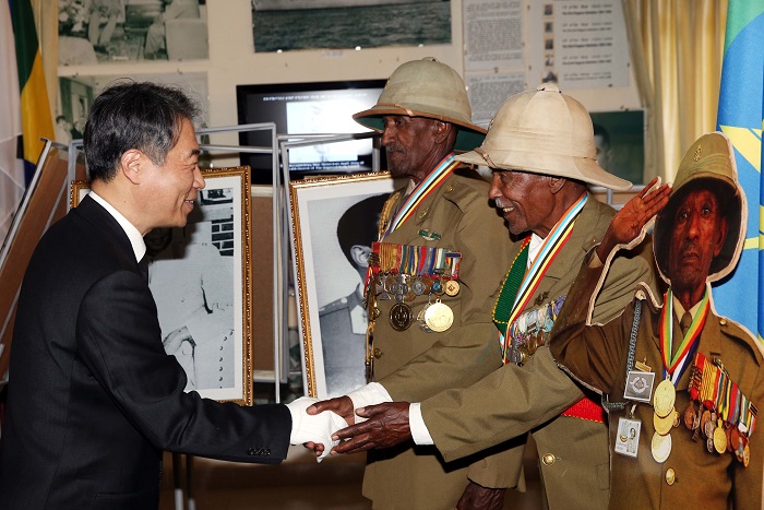 Chong Jong-sup, minister of government administration & home affairs, is welcomed by Ethiopian Korean War veterans at a Korean War veterans memorial in Addis Ababa on March 17.