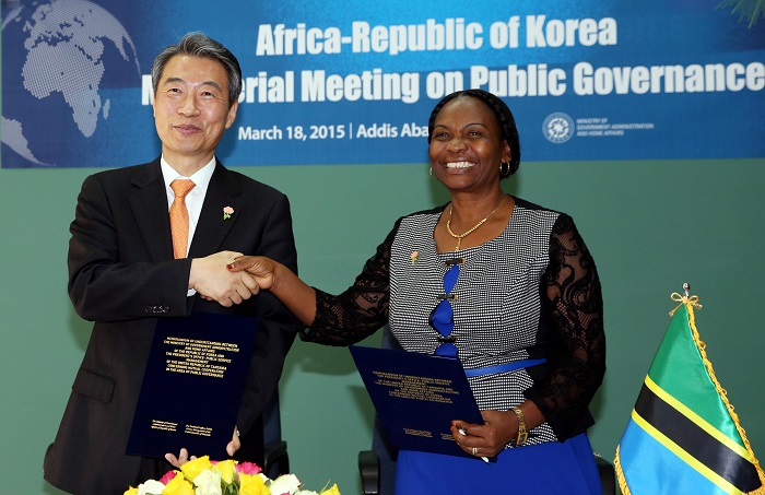 Chong Jong-sup (left), minister of government administration & home affairs, shakes hands with Celina Kombani, the Tanzanian minister of public service management, as they agree to enhance cooperation on public administration and management, on March 18 in Addis Ababa, Ethiopia.