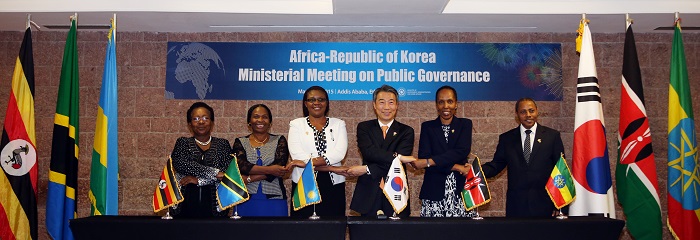 Chong Jong-sup (fourth from left), minister of government administration & home affairs, poses for a photo with his counterparts from five East African nations after a joint statement was signed in Addis Ababa on March 18.
