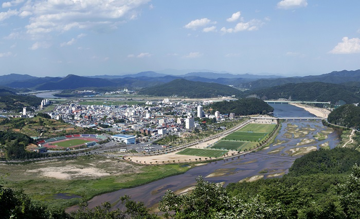 Hapcheon-gun County in South Gyeongsang Province is surrounded by numerous mountains and a river flows through the town.