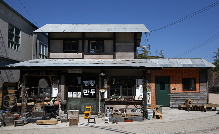 The Hapcheon Movie Park vividly recreates the cityscape of Seoul from the 1920s through to the 1980s. Pictured are the Hwangudan Altar (top) where Joseon kings used to perform ritual ceremonies, a street lined with old houses (center) and a street stall that sells a variety of products.