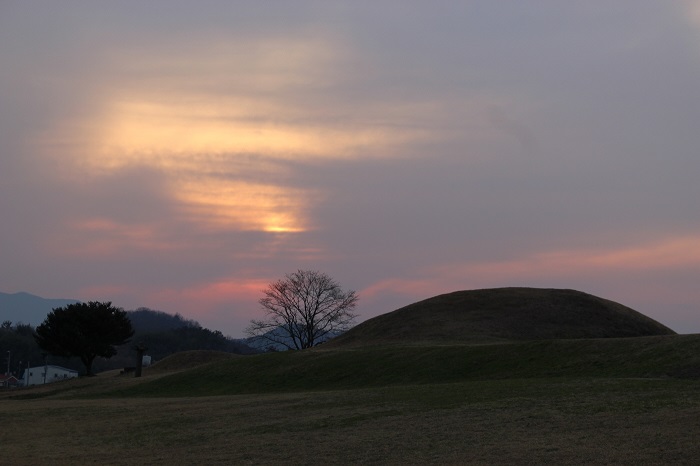 The Malisan Tumuli, or barrows, in Haman-gun County in South Gyeongsang Province remain as they were during the Aragaya period (42-559).