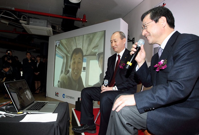 Yoo Jeong-bok (right), mayor of Incheon, and Oh Seong-mok (second from right), vice president of KT, visit a Baengnyeongdo Island evacuation center in Ongjin-gun County, Incheon, on March 17 to talk with a fisherman out at sea via a new satellite-based video conferencing system.