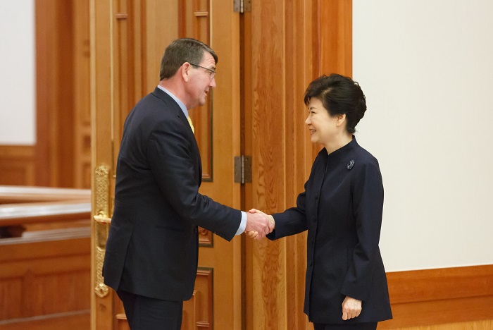 President Park Geun-hye (right) meets with US Secretary of Defense Ashton Carter on April 10 in Seoul to discuss the US-Korea relationship, North Korean nuclear weapons and bilateral cooperation on cyber security and satellite and space security.