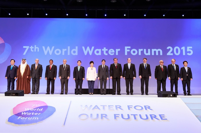 President Park Geun-hye (seventh from left) celebrates the opening of the World Water Forum along with other key figures, on April 12.