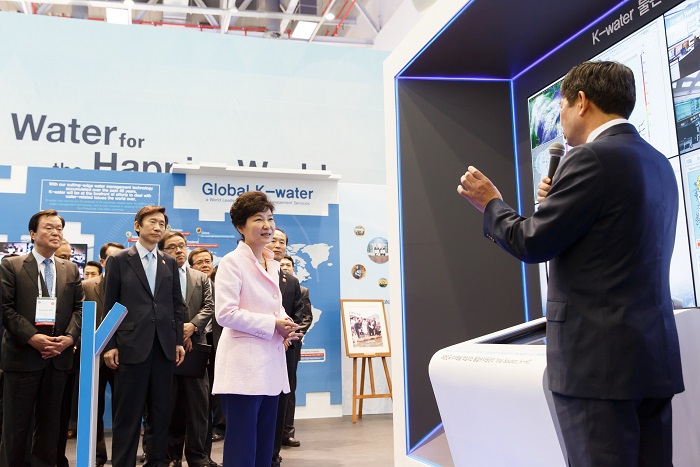 President Park Geun-hye visits a booth prepared by the Korea Water Resources Corporation and listens to an explanation about current water issues, at the Daegu Exhibition and Convention Center on April 12.