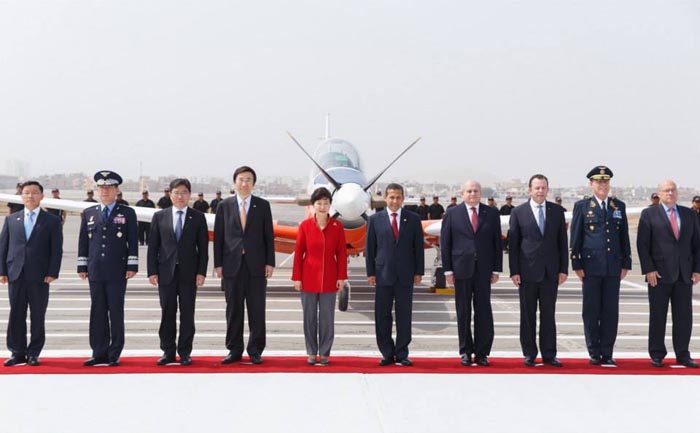 President Park Geun-hye (fifth from left) and Peruvian President Ollanta Humala attend a ceremony to mark the joint production of Korea's trainer plane at a private aviation school at Las Palmas Air Base in Lima, Peru, on April 21.