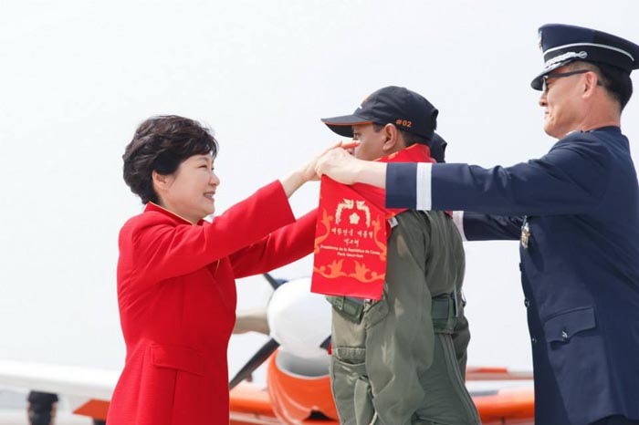 On April 21, President Park Geun-hye presents 10 participating pilots with red scarves, the symbol of the air force, at the Las Palmas Air Base in Lima.