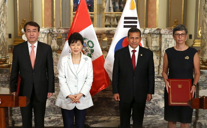 An MOU signing ceremony is held at the presidential palace in Lima on April 20. It was attended by President Park Geun-hye (second from left), Peruvian President Ollanta Humala (third from left), Lee Sukjoon, vice minister of the Ministry of Science, ICT and Future Planning, and Maria Gisella Orjeda Fernandez, head of the Peruvian science and technology committee.