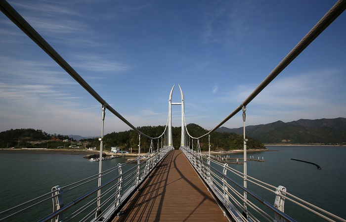 Chulleong Dari, or "shaky bridge," connects Gaudo Island with the mainland. It can only be crossed on foot, not by motor vehicle.