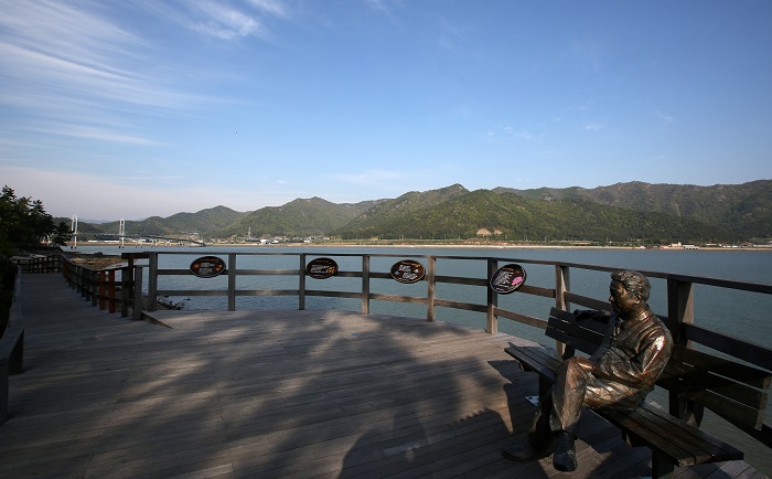 The trail in Gaudo Island allows visitors to enjoy nature, far away from urban noises and pollution.