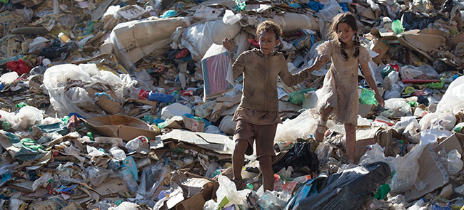 Stephen Daldry's 'Billy Elliot' tells the story of orphans who chase their hopes and seek justice while living in and around a rubbish heap. Festival-goers can enjoy this movie at the open-air theater.