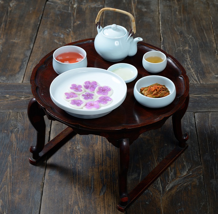 Pan-fried sweet rice cakes with flower petals were a popular snack served with alcohol.